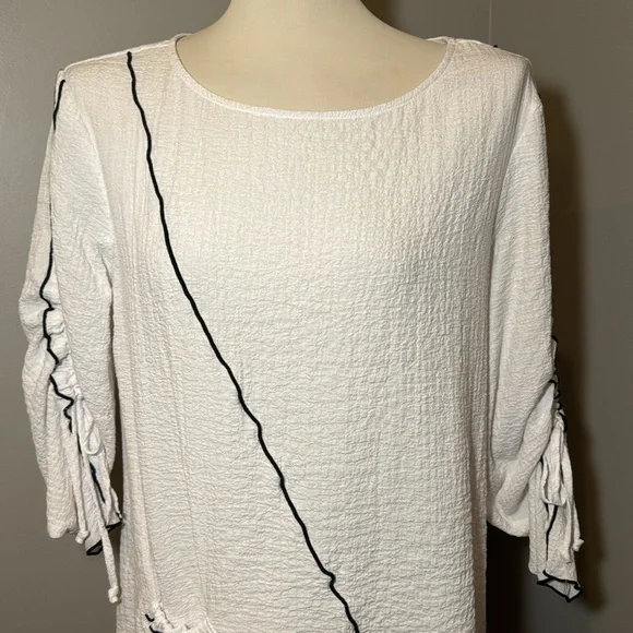 ALI MILES Asymmetrical Tunic Blouse w/ Contrasting Detail WHITE-BLACK / MEDIUM - Picture 4 of 13